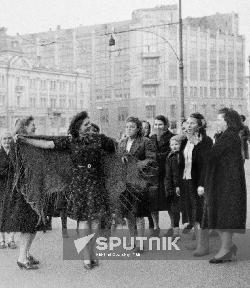 WOMEN MOSCOW SHAWL STREET JOY VICTORY DAY