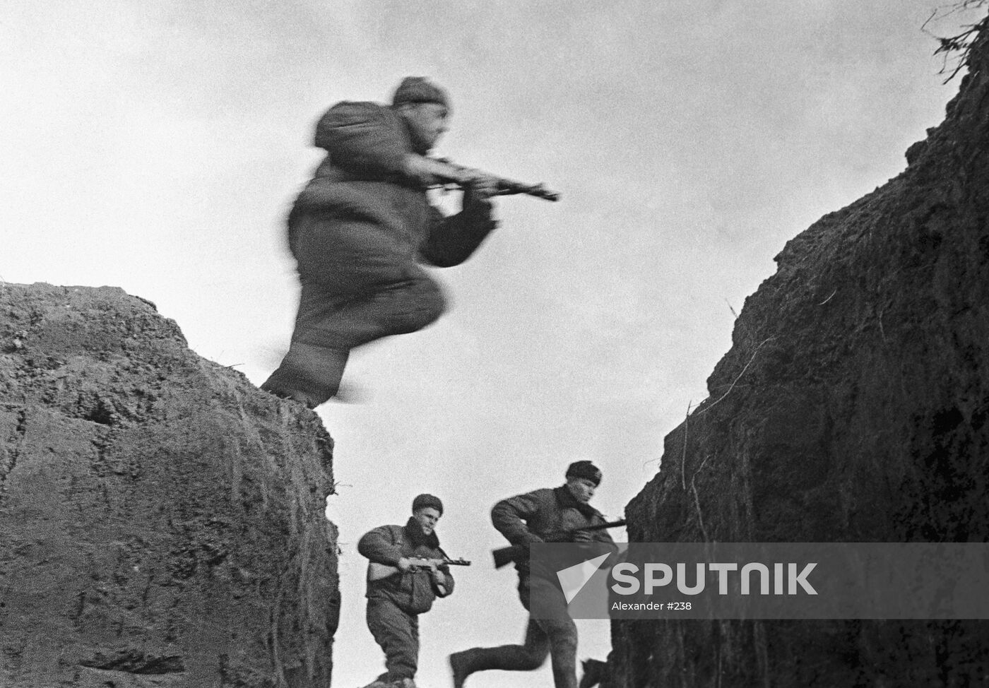 WWII SOLDIER SUBMACHINE-GUN ATTACK ROCK 