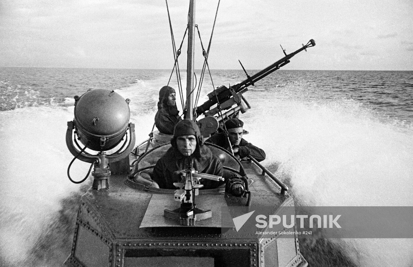 WWII CUTTER MACHINE-GUN SAILORS