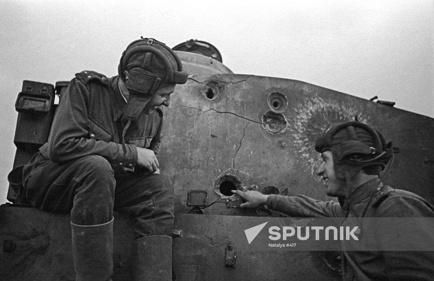 TWO TANKMEN TANK SHELL-MARKS