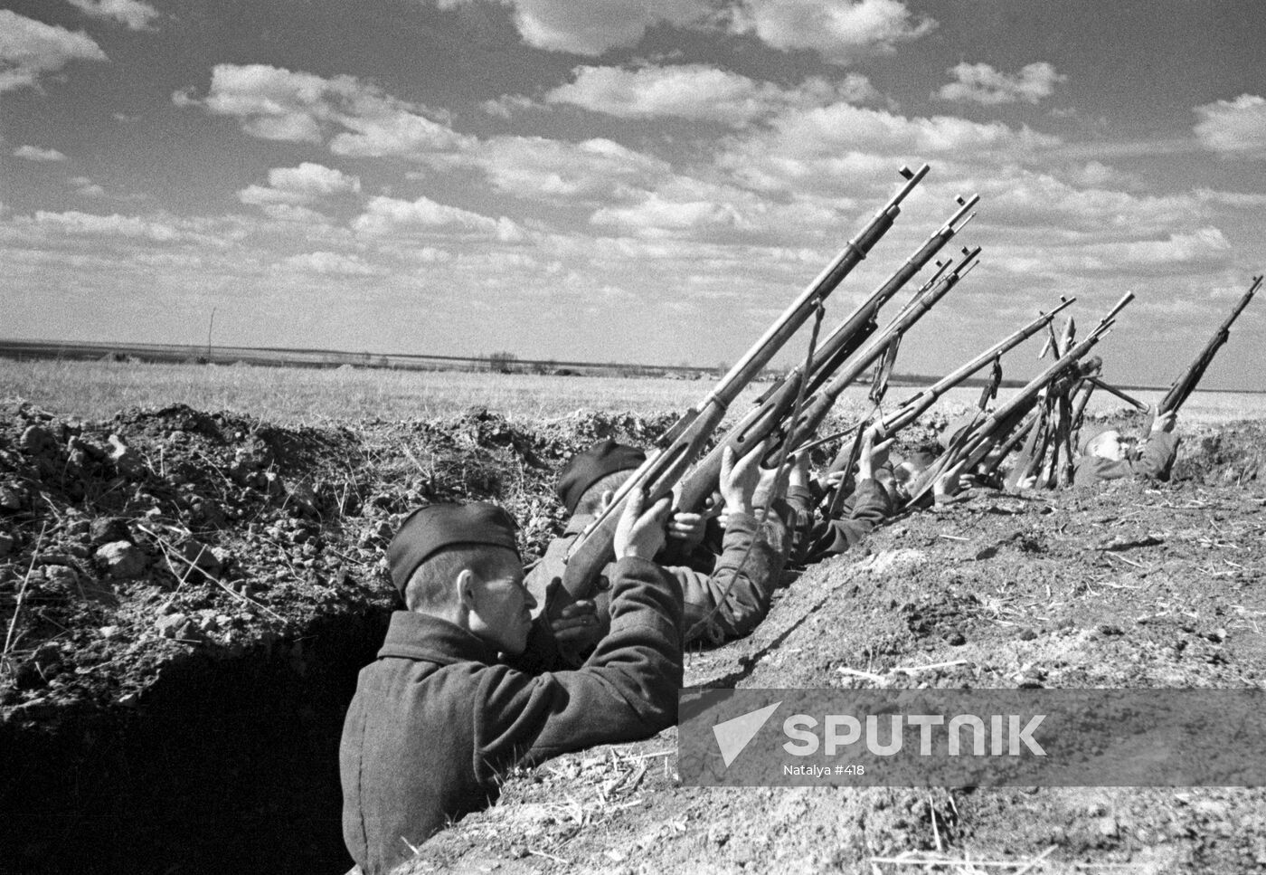 SOVIET SOLDIERS RIFLES TRENCH