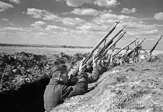 SOVIET SOLDIERS RIFLES TRENCH