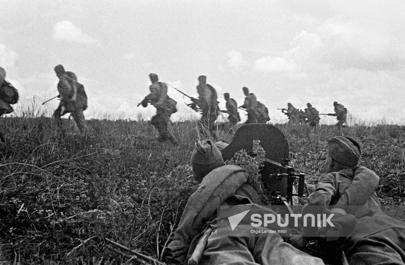 WWII INFANTRYMEN MACHINE-GUN