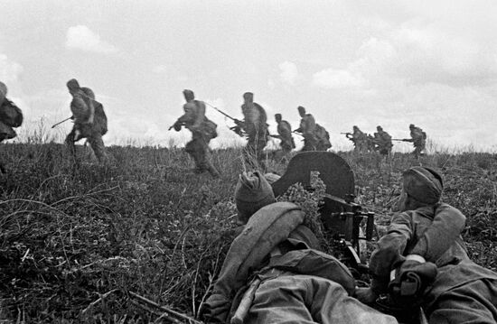 WWII INFANTRYMEN MACHINE-GUN