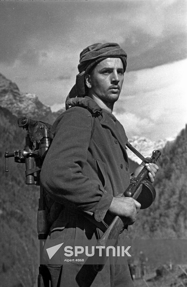 WWII ABKHAZ SOLDIER SUBMACHINE-GUN CAUCASUS