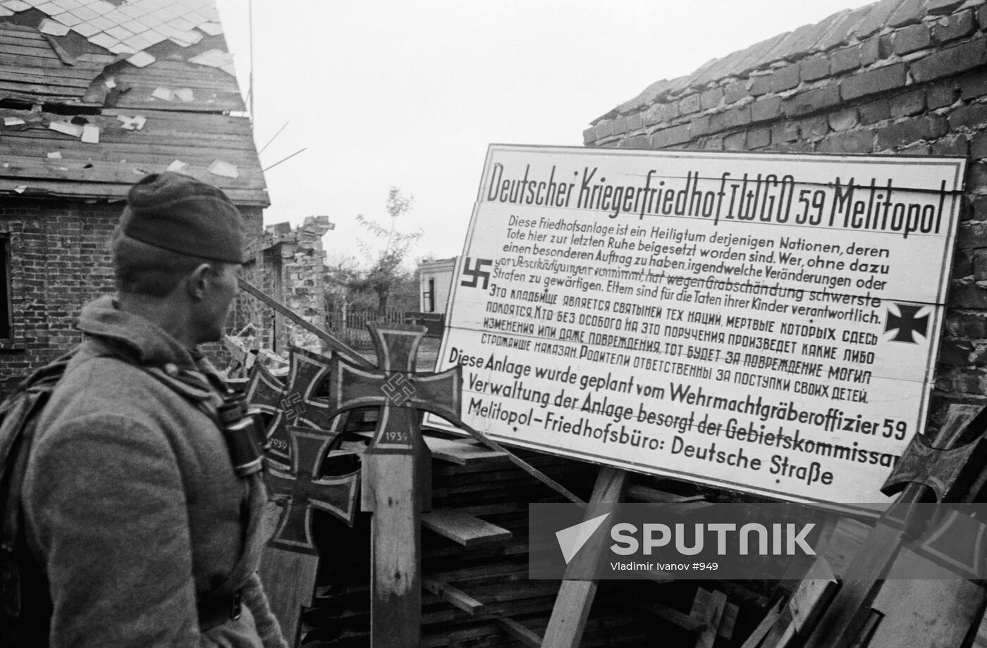 WWII SOLDIER SIGN TOMBS NAZI CROSSES