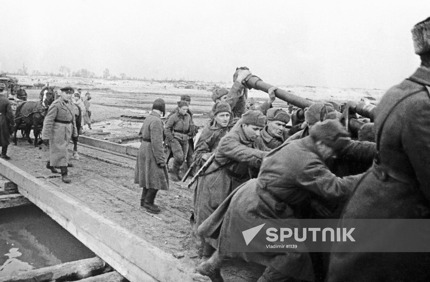 DNIEPER SOLDIERS GUNS CROSSING