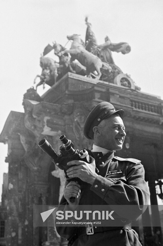 WWII ROMAN KARMEN BERLIN