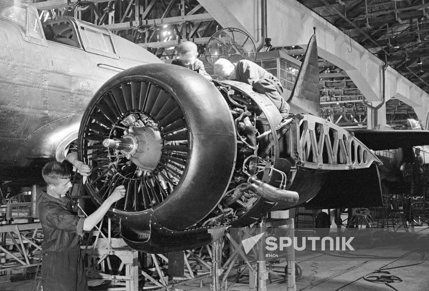 WWII PLANT PLANE ASSEMBLING