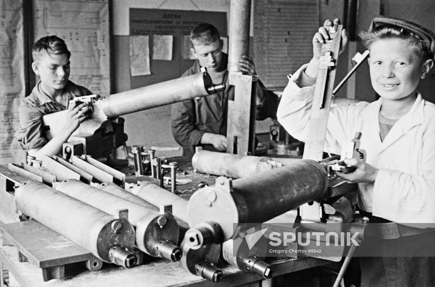 WWII SCHOOLCHILDREN PLANT ASSEMBLING MACHINE-GUNS