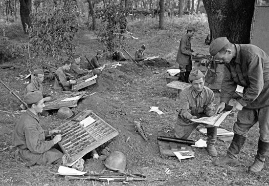WWII PRI TING HOUSE WORKERS WOODS 