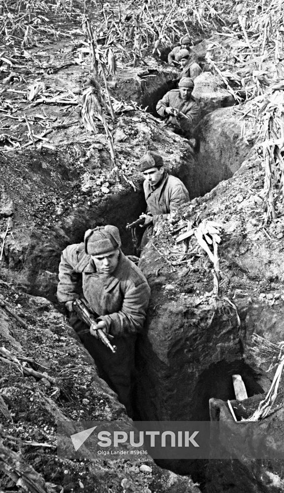 SOLDIERS TRENCHES WWII