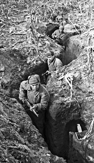 SOLDIERS TRENCHES WWII