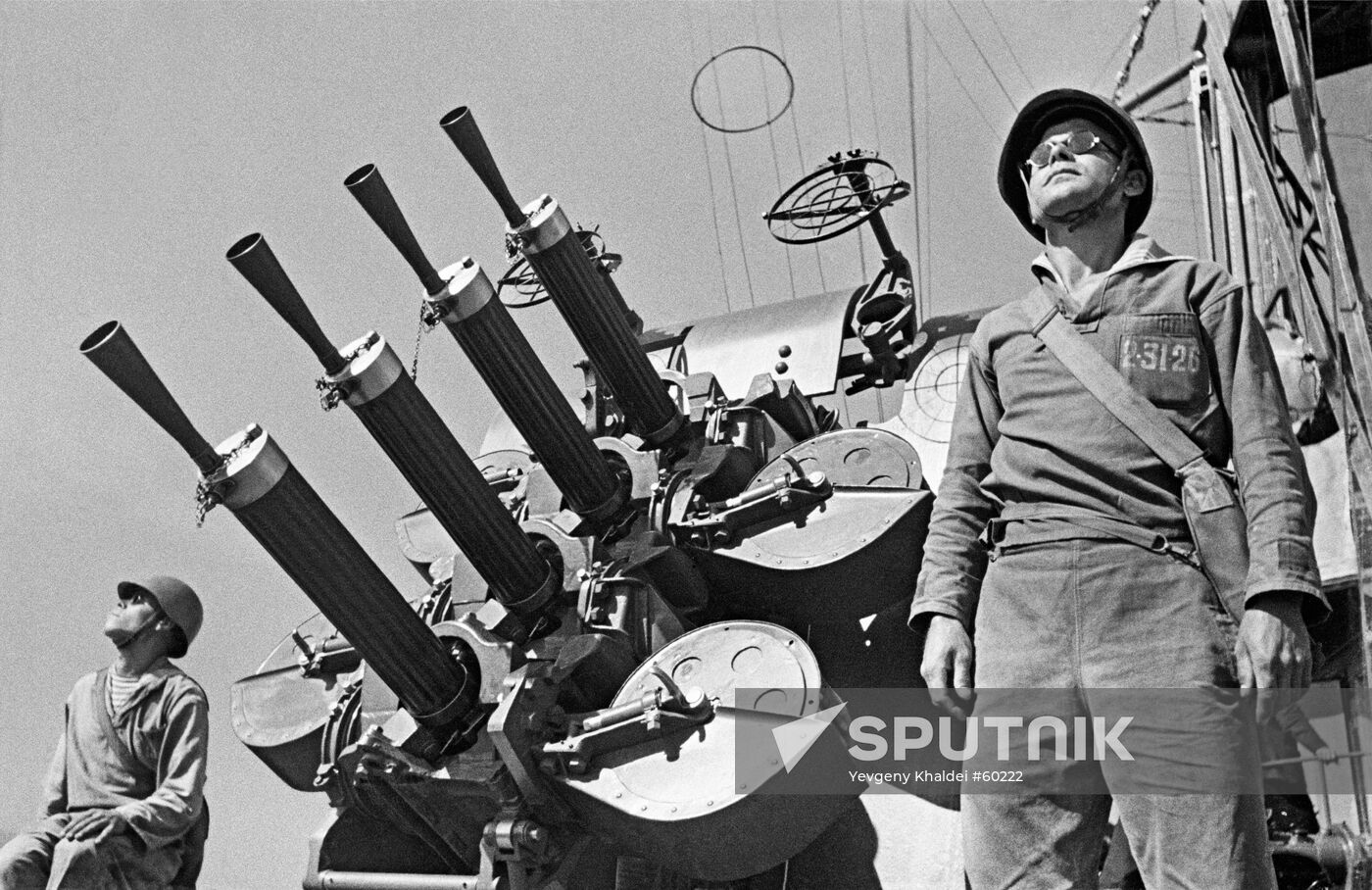 WARSHIPS ARTILLERY SOLDIERS WWII