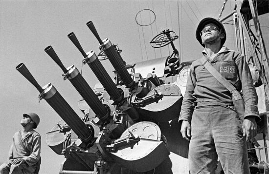 WARSHIPS ARTILLERY SOLDIERS WWII