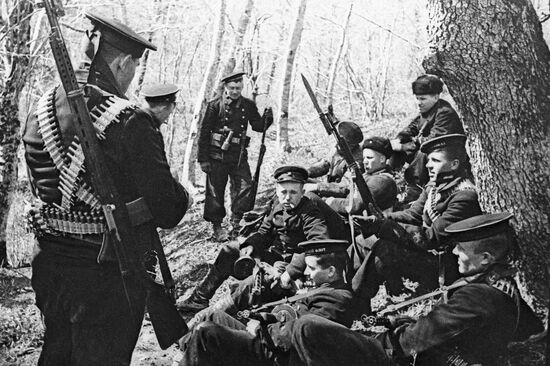 SOLDIERS HALT MEKENZIEVY HEIGHTS