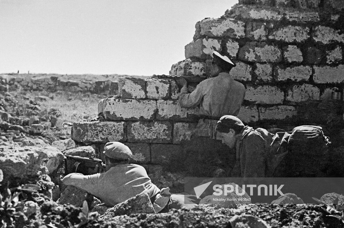 SOLDIERS BATTLE SEVASTOPOL WWII