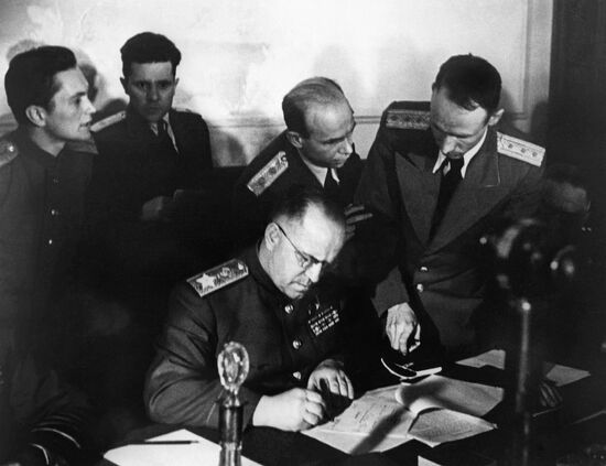 ZHUKOV GERMANY SURRENDER GREAT PATRIOTIC WAR 