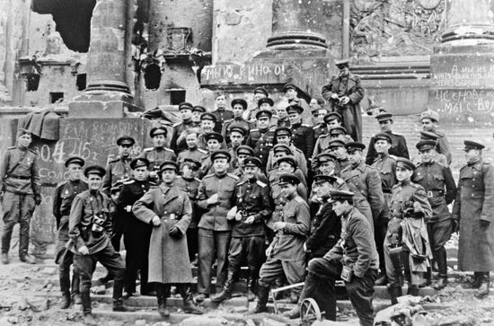 WWII JOURNALISTS REICHSTAG