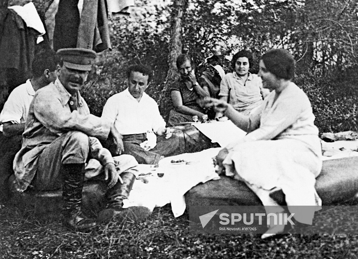 Stalin Nadezhda Alliluyeva picnic