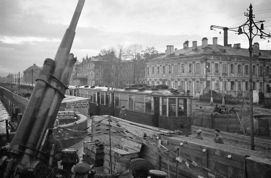 Tram, anti-aircraft machine gun in blockaded Leningrad