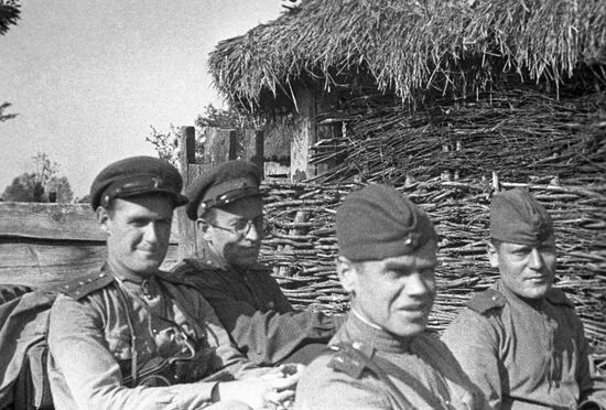 Vasily Grossman with front-line comrades