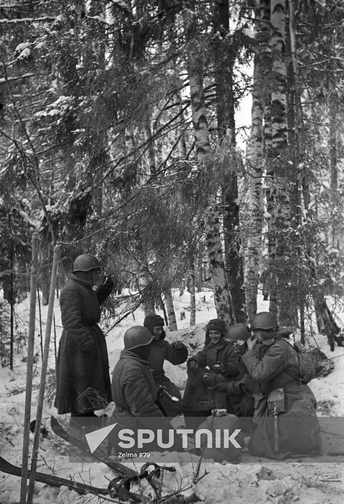 SOVIET SOLDIERS REST-HALT