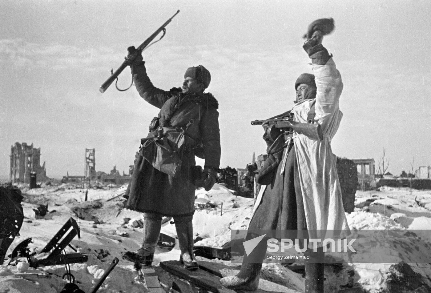 SOLDIERS RIFLES RUINS STALINGRAD