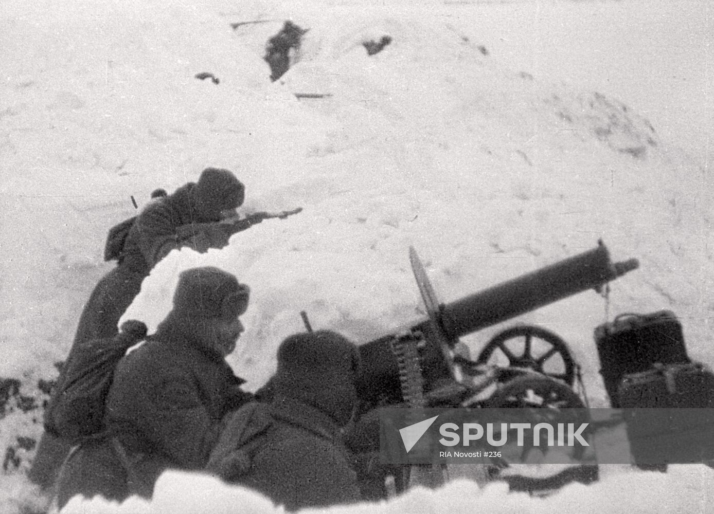 WWII SOLDIERS MACHINE-GUN BATTLE