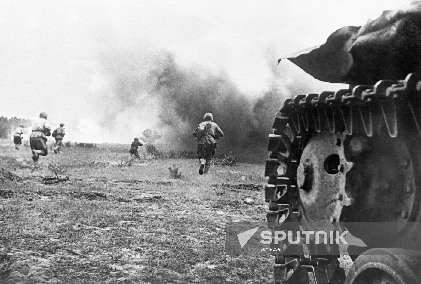 WWII TANK SOLDIERS ATTACK
