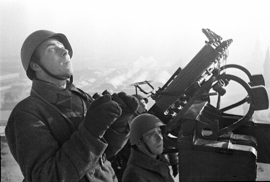Antiaircraft-gunners defending Moscow's sky