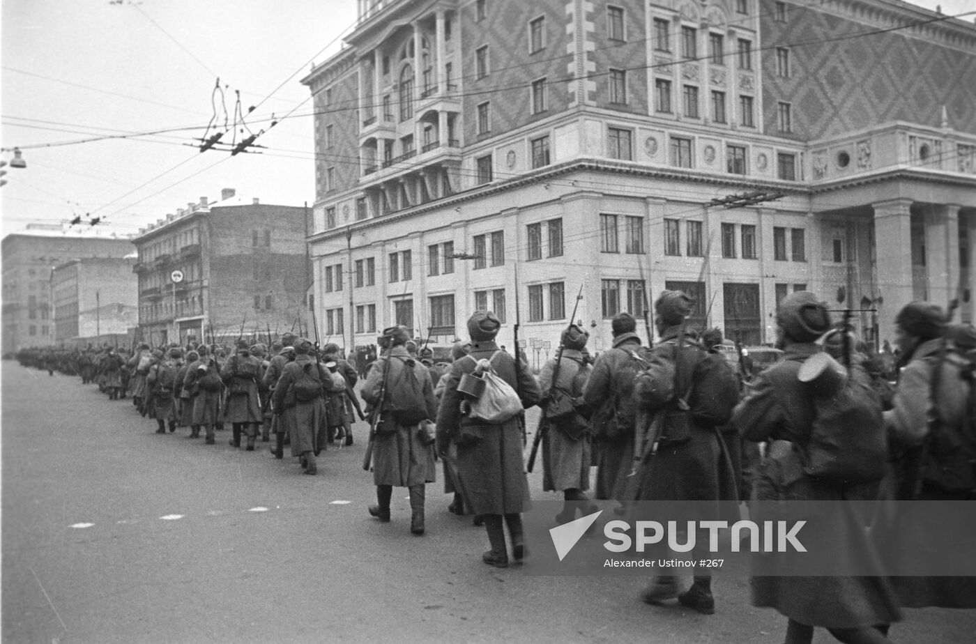 WWII TROOPS STREET