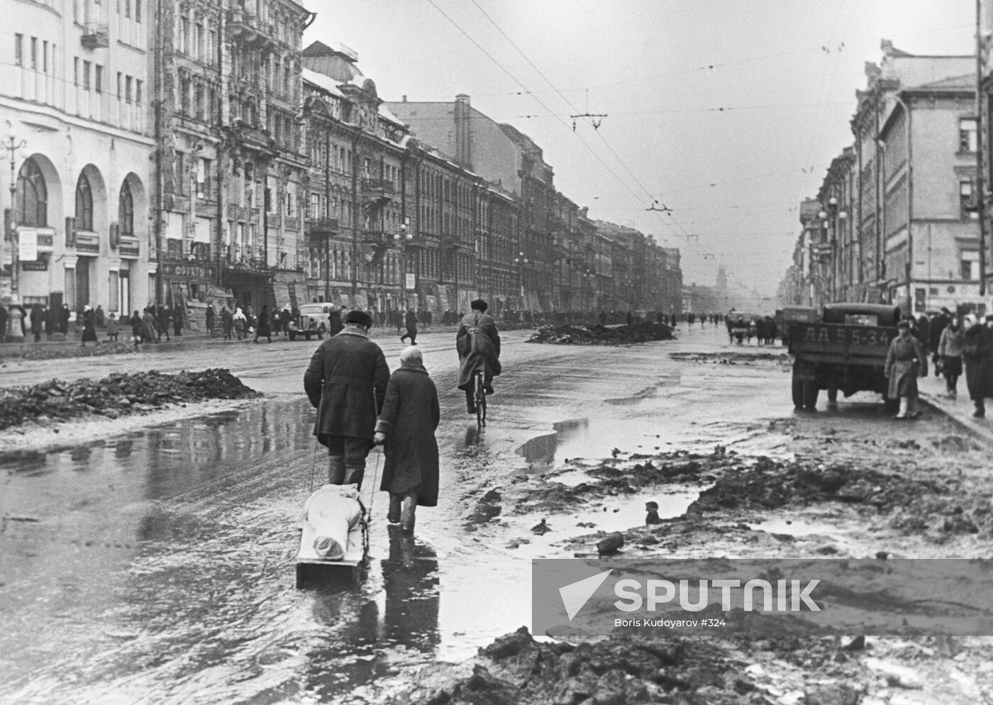WWII AVENUE SIEGE PEOPLE