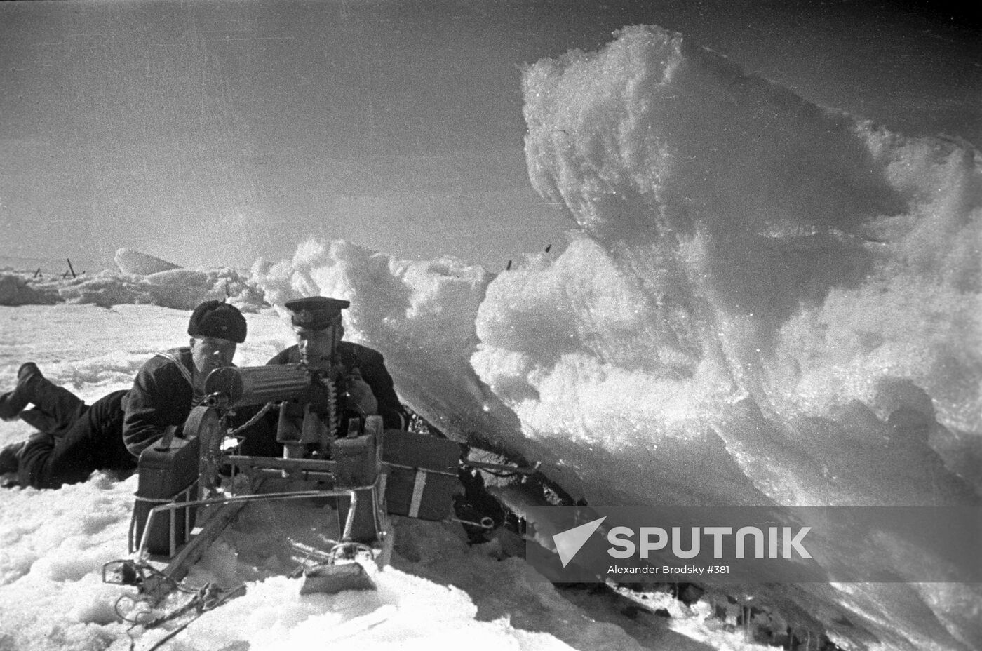 WWII MACHINE-GUNNERS HUMMOCKS