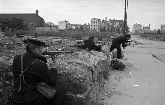 WWII STREET BATTLES SAILORS