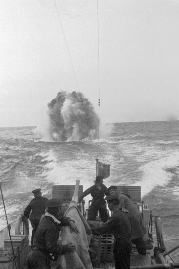 SAILORS EXPLOSION SEA