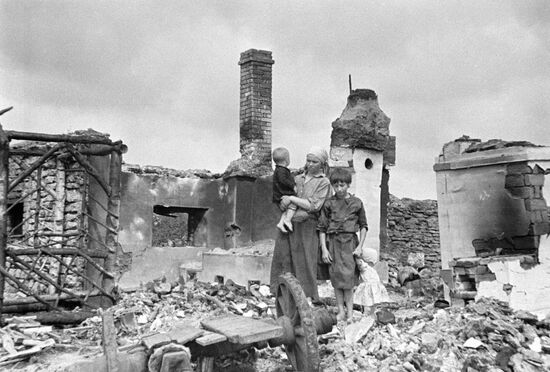 WWII WOMAN KIDS RUINS HOUSE