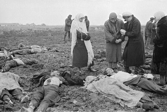 WOMEN DEAD PEOPLE FIELD