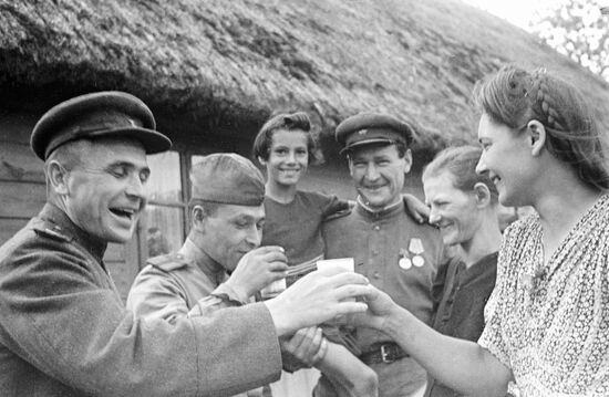 SOVIET WARRIORS WOMEN MEETING