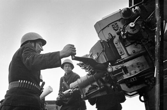 AA GUN CREW