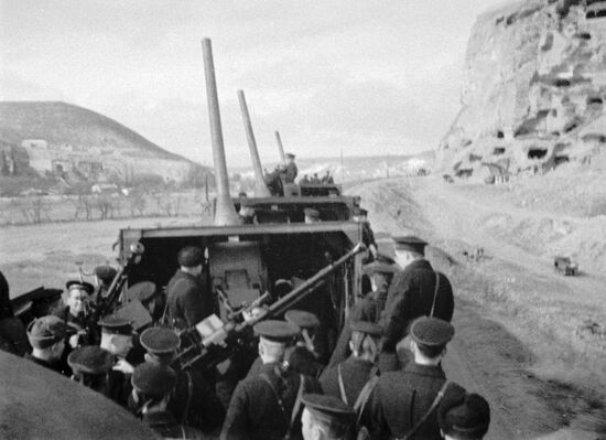 SAILORS ARMORED TRAIN GUNS