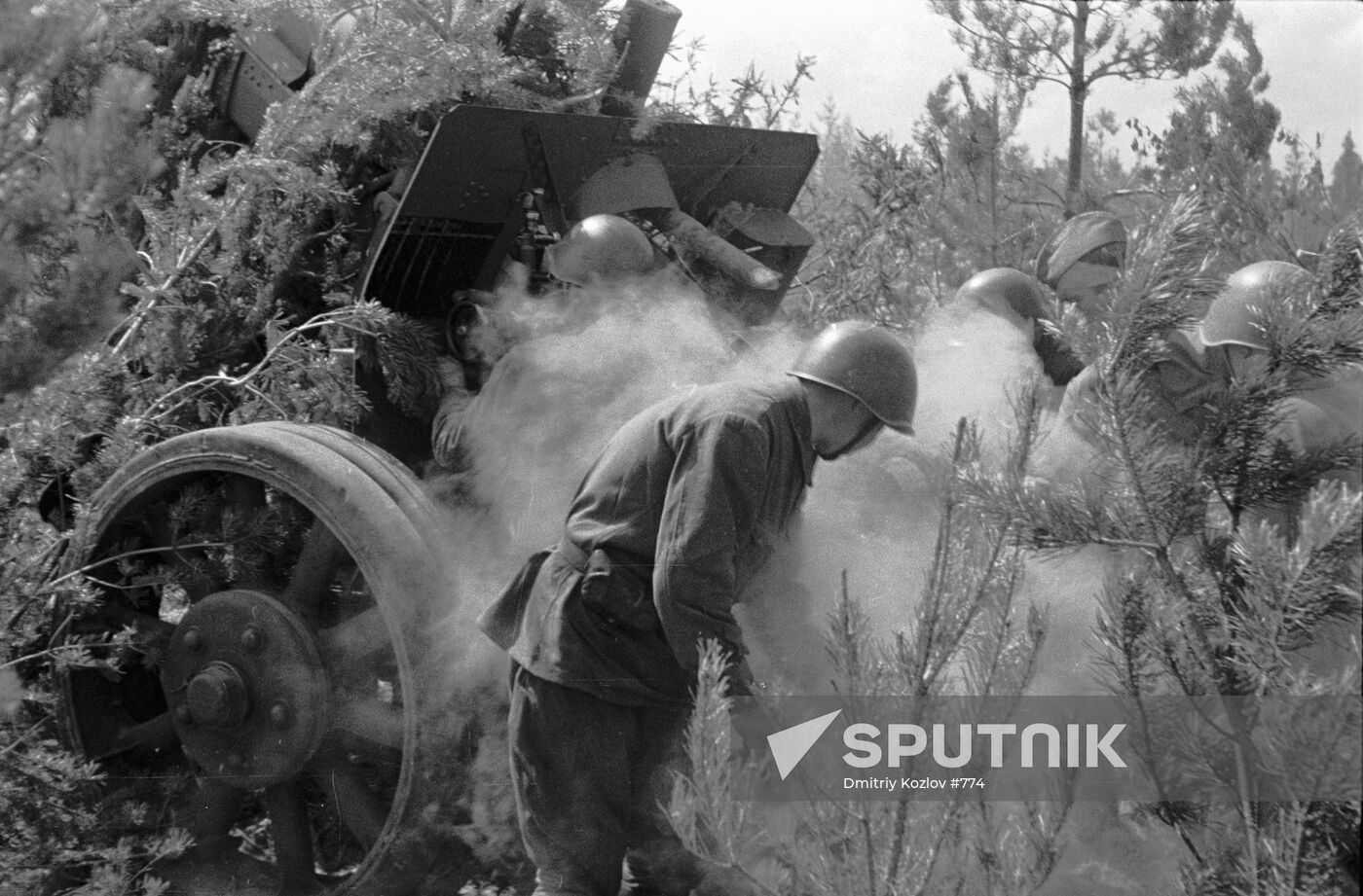 RED ARMY SOLDIER SMOKE WHEEL TREES