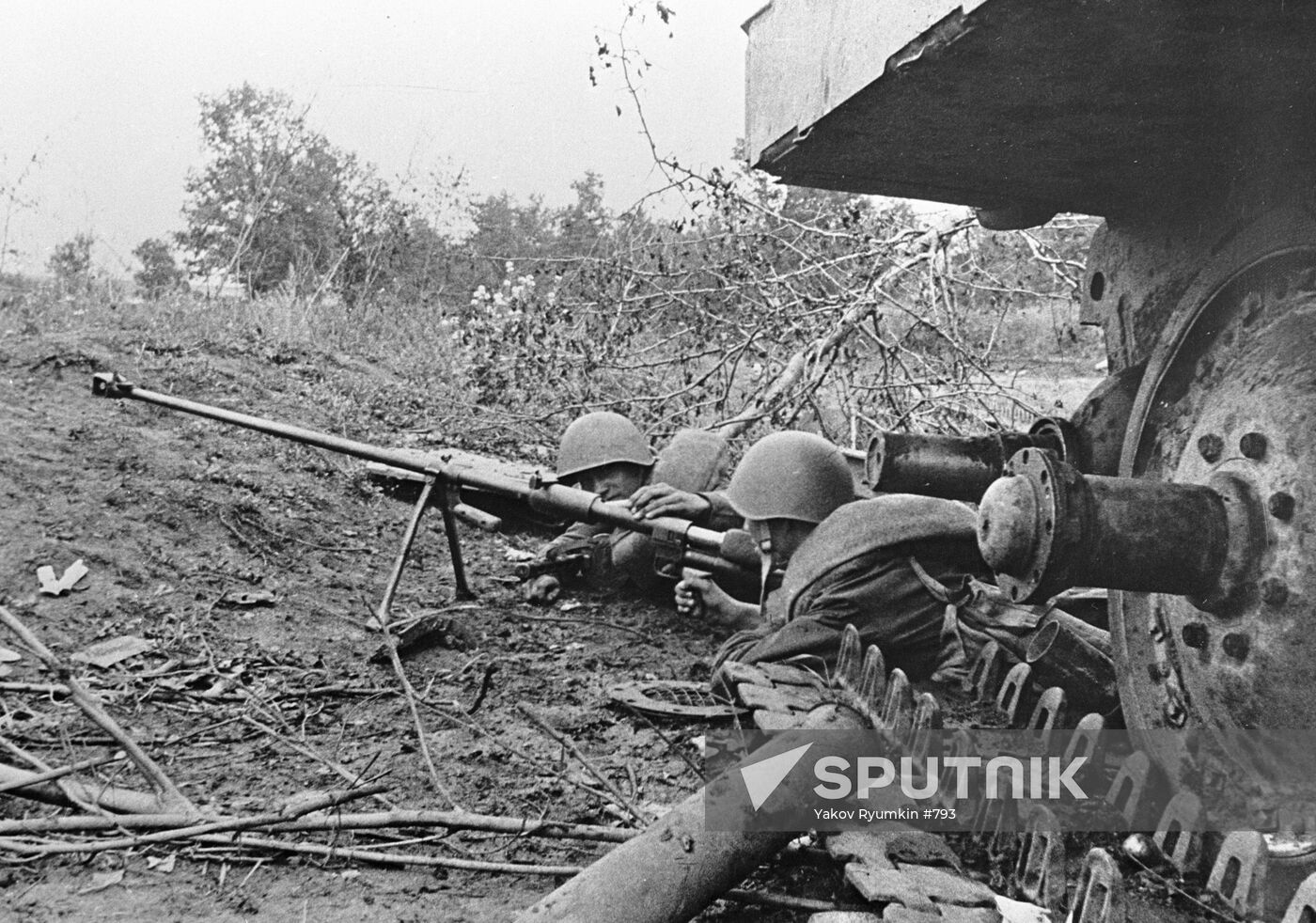 ARMOR-PIERCING GUN KURSK BULGE