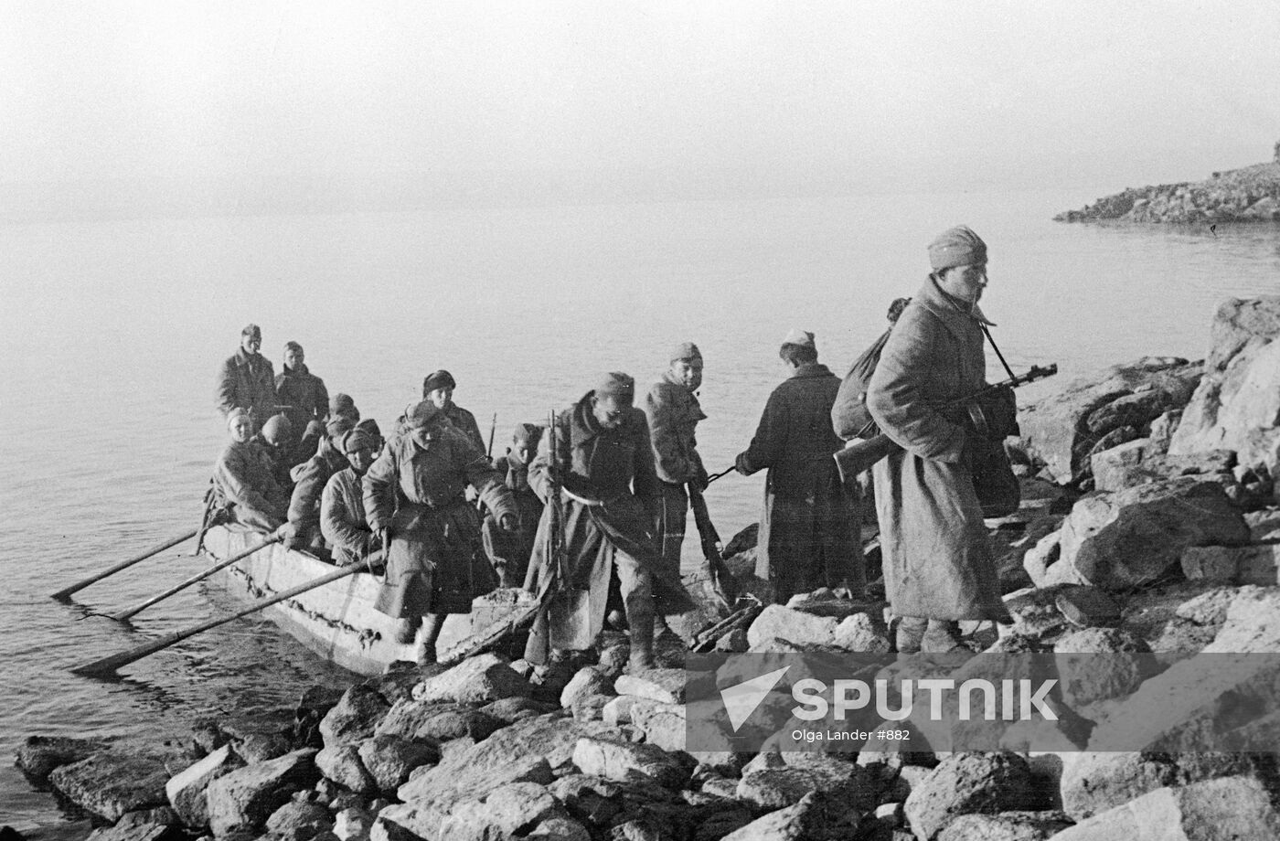 WWII MARINES LANDING BOAT SOLDIERS