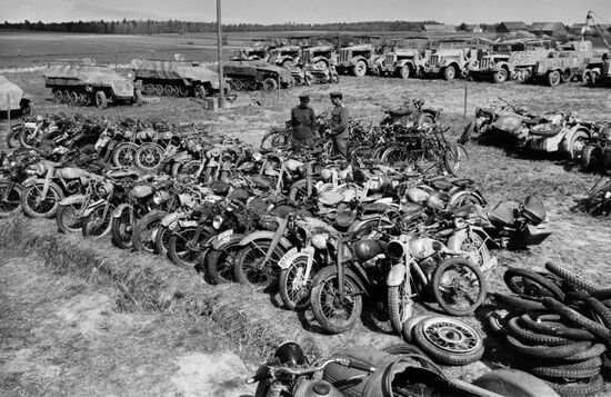 SOVIET OFFICERS NAZI VEHICLES