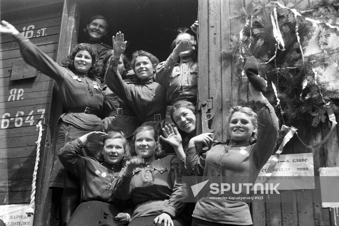WWII DEMOBILIZATION VICTORY GIRLS