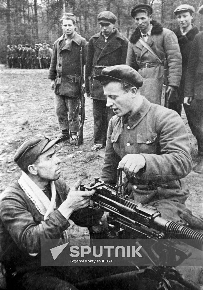 WWII GUERRILLAS MACHINE-GUN