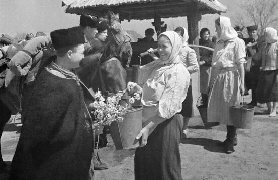 WWII SOVIET SOLDIER VILLAGERS WELL