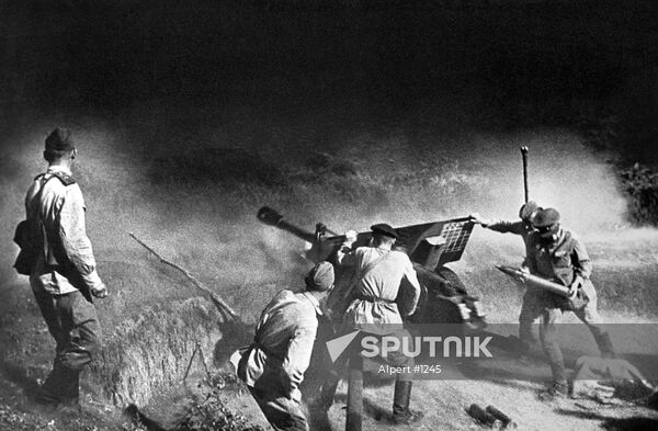 WWII BATTLE ARTILLERYMEN