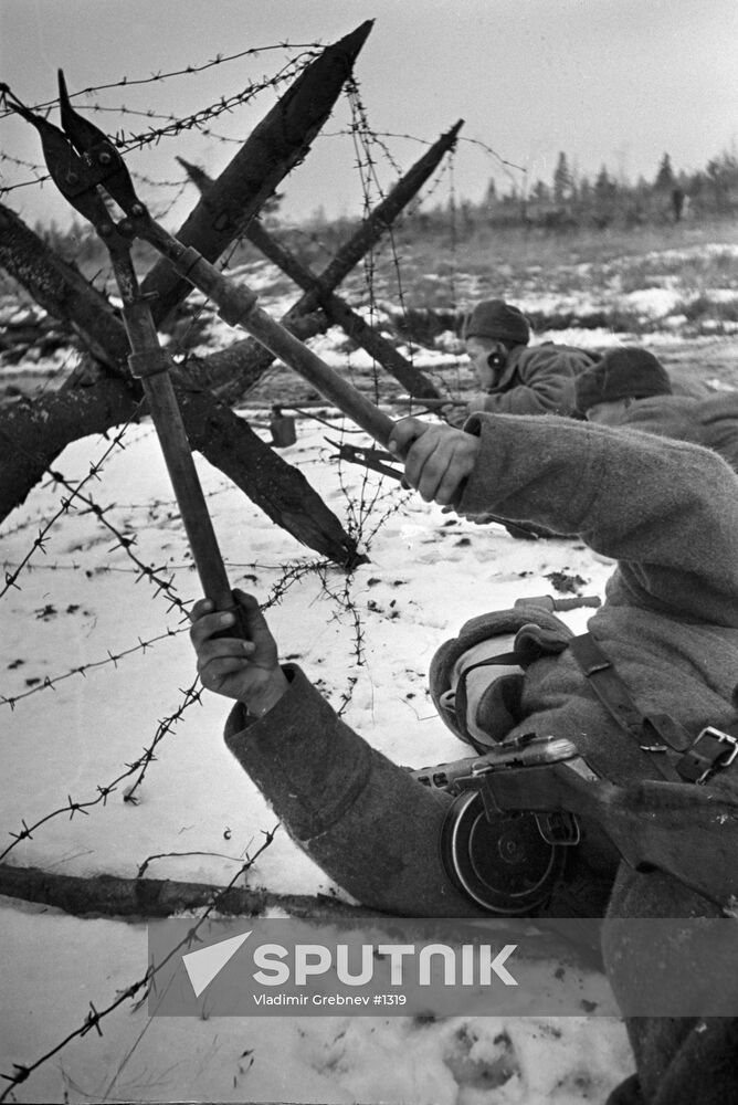 COMBAT ENGINEERS FENCES WIRE